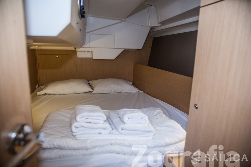 Oceanis 38 - Yacht Charter Sailica
