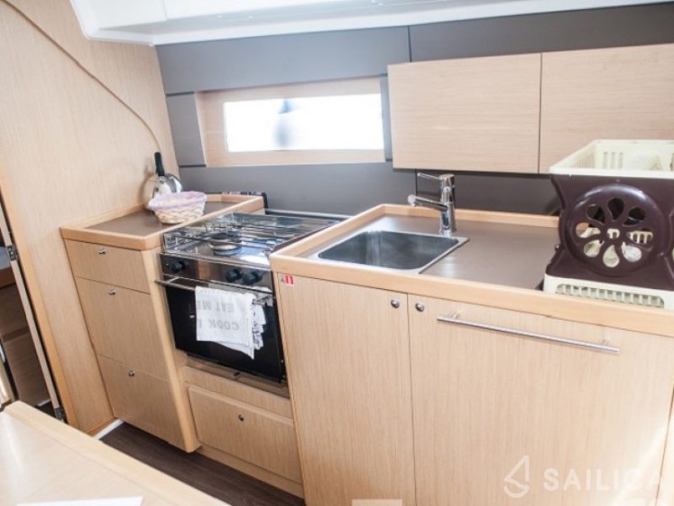 Oceanis 38 - Yacht Charter Sailica