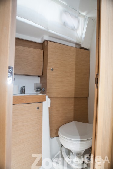 Oceanis 38 - Yacht Charter Sailica