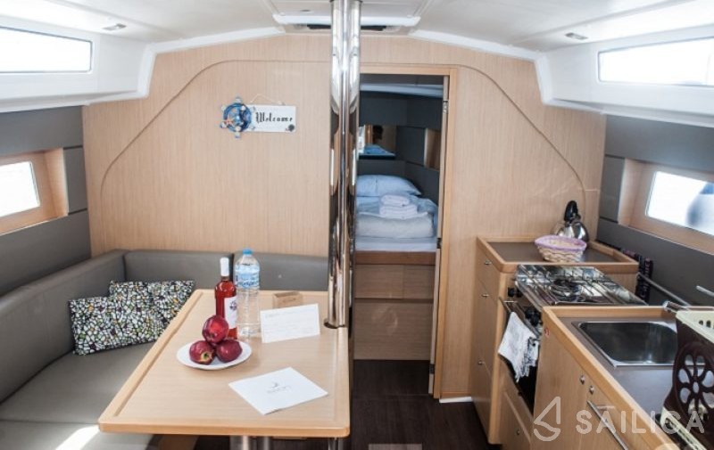 Oceanis 38 - Yacht Charter Sailica