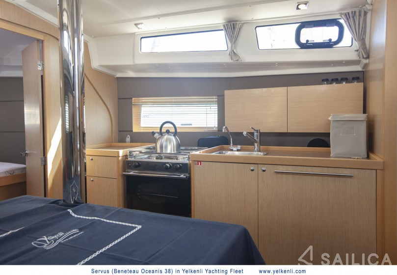 Oceanis 38 - Yacht Charter Sailica