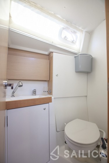 Oceanis 38 - Yacht Charter Sailica