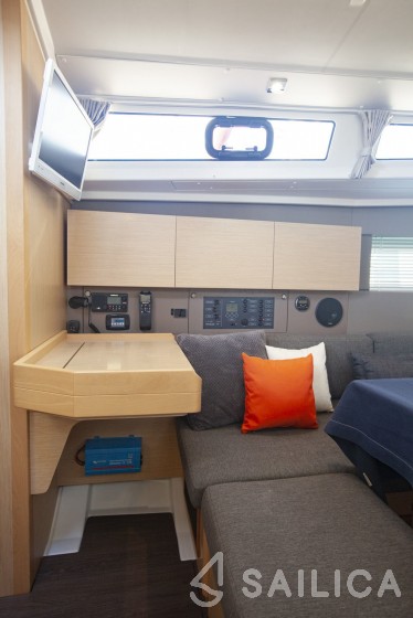 Oceanis 38 - Yacht Charter Sailica