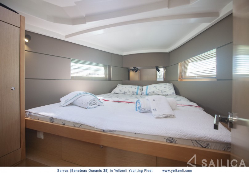 Oceanis 38 - Yacht Charter Sailica