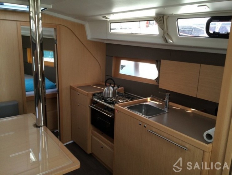 Oceanis 38 - Yacht Charter Sailica
