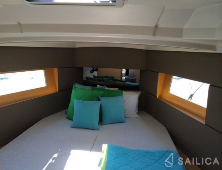 Oceanis 38 - Yacht Charter Sailica