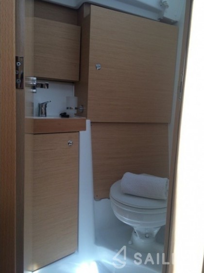 Oceanis 38 - Yacht Charter Sailica