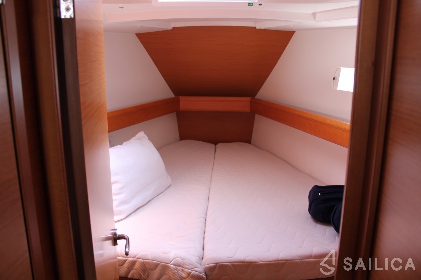 Sun Odyssey 33i - Yacht Charter Sailica