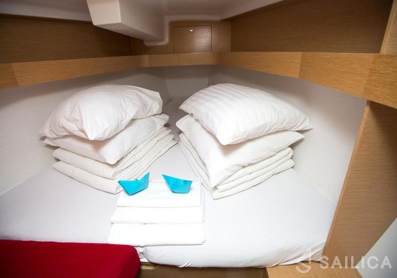 Elan 350 Performance - Yacht Charter Sailica