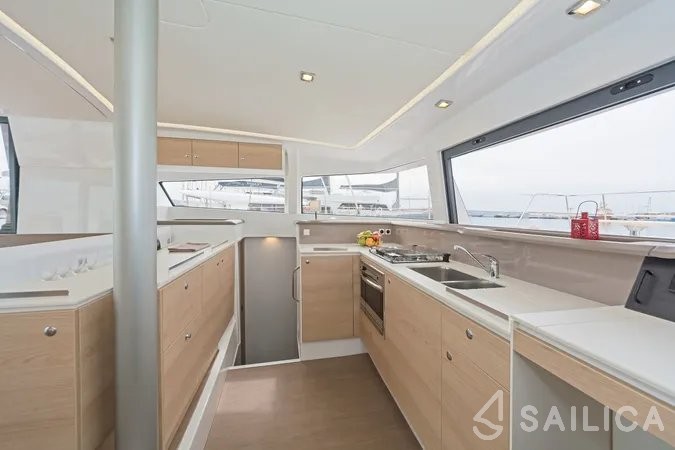 Bali 4.1 - Yacht Charter Sailica