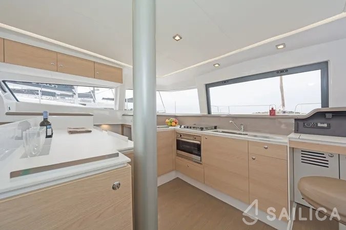 Bali 4.1 - Yacht Charter Sailica