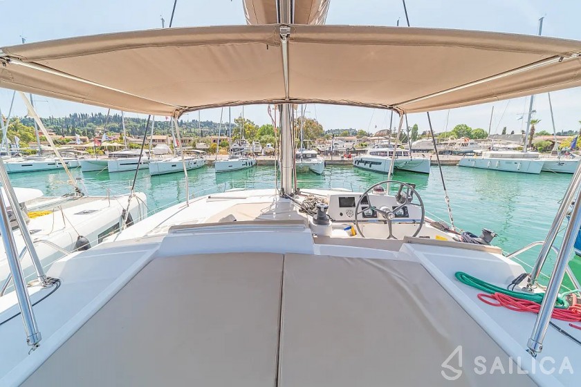 Bali 4.1 - Yacht Charter Sailica