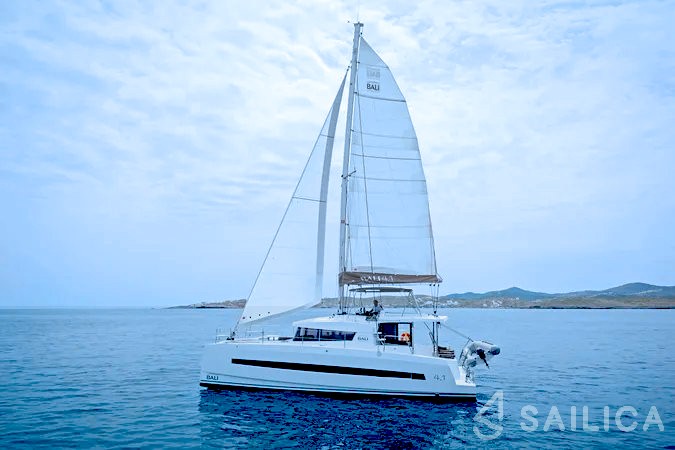 Bali 4.1 - Yacht Charter Sailica