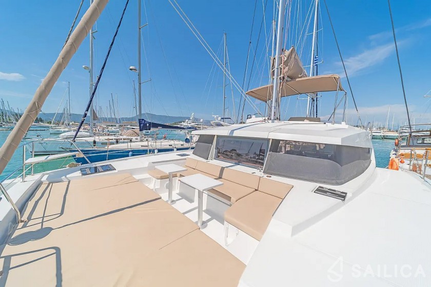 Bali 4.1 - Yacht Charter Sailica