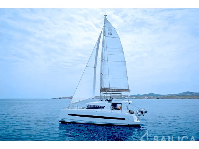 Bali 4.1 - Yacht Charter Sailica