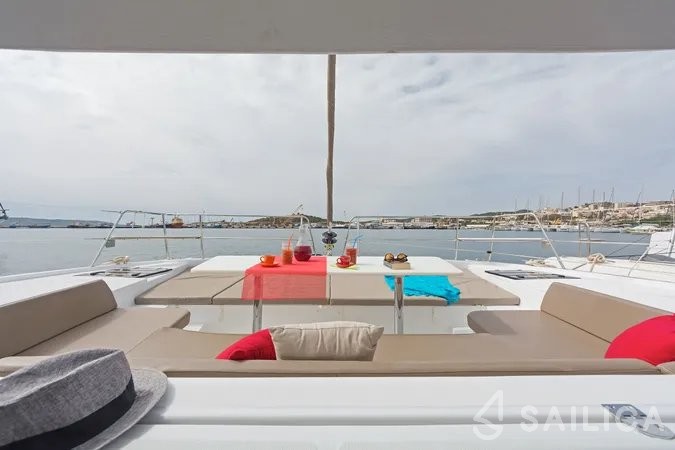 Bali 4.1 - Yacht Charter Sailica