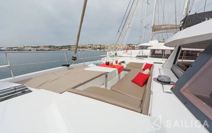 Bali 4.1 - Yacht Charter Sailica
