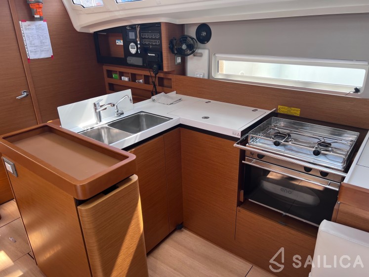 Sun Odyssey 410 - Yacht Charter Sailica
