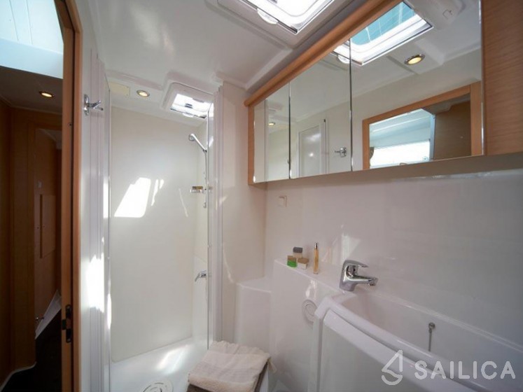 Lagoon 421 - Yacht Charter Sailica