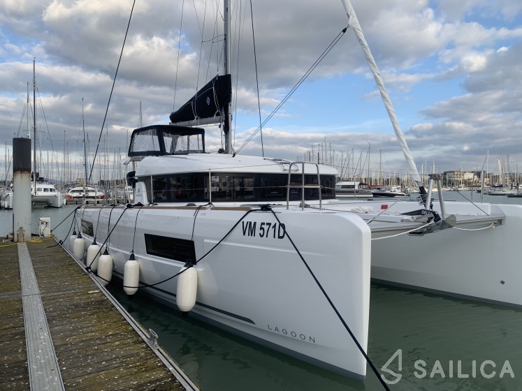 Lagoon 40 - Yacht Charter Sailica