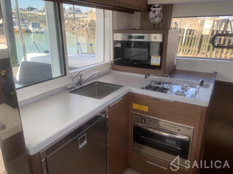 Lagoon 40 - Yacht Charter Sailica