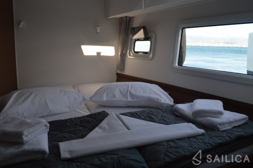 Lagoon 42 - Yacht Charter Sailica