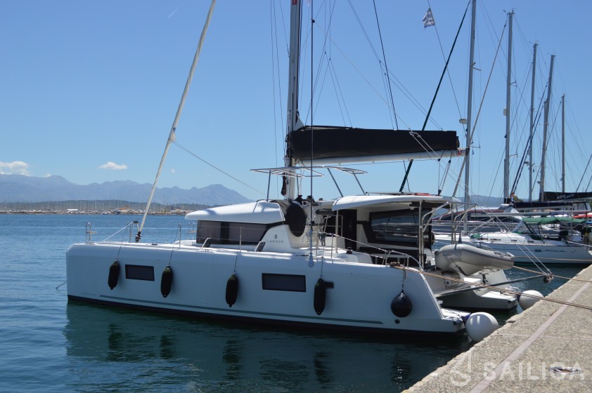 Lagoon 42 - Yacht Charter Sailica