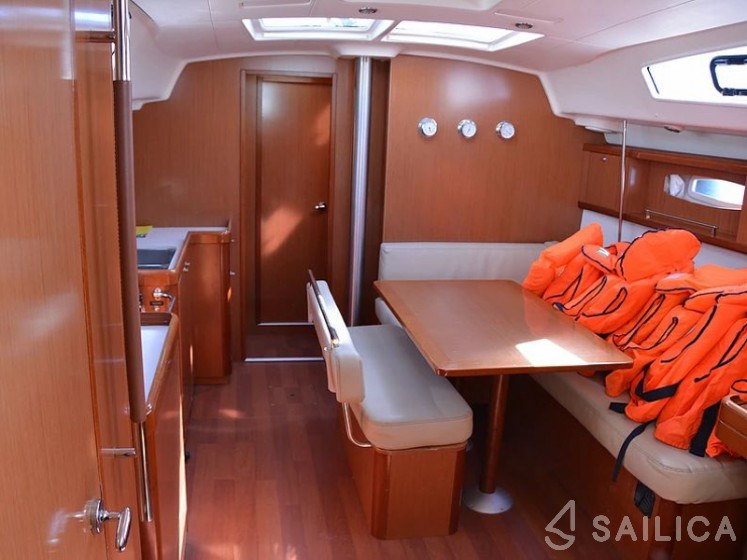 Oceanis 43 - Yacht Charter Sailica