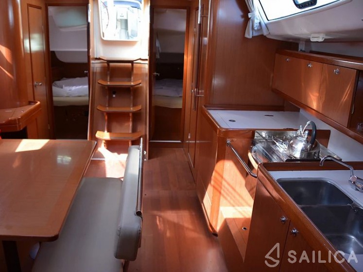 Oceanis 43 - Yacht Charter Sailica