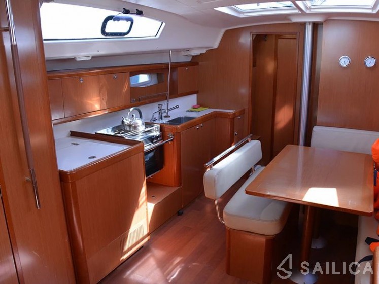 Oceanis 43 - Yacht Charter Sailica