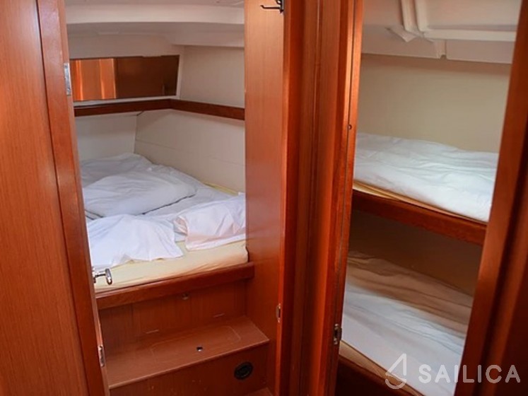 Oceanis 43 - Yacht Charter Sailica