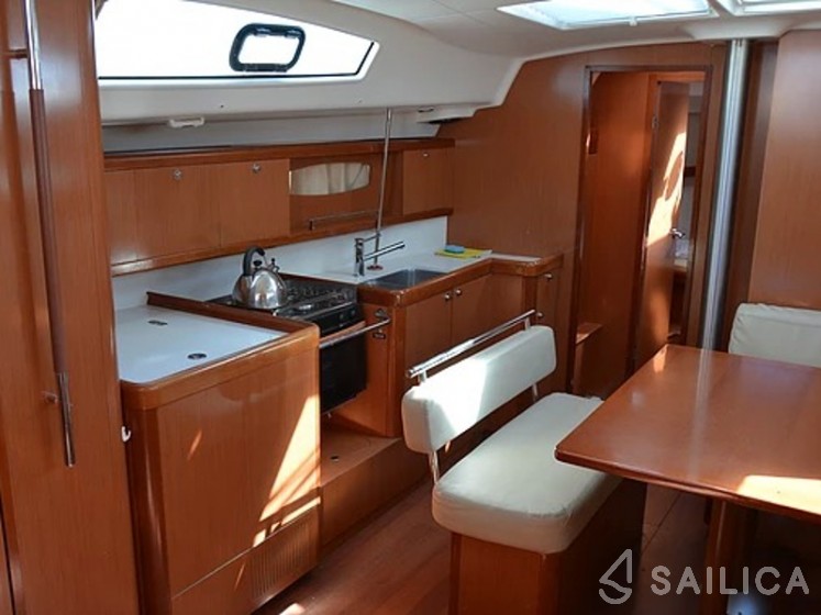 Oceanis 43 - Yacht Charter Sailica