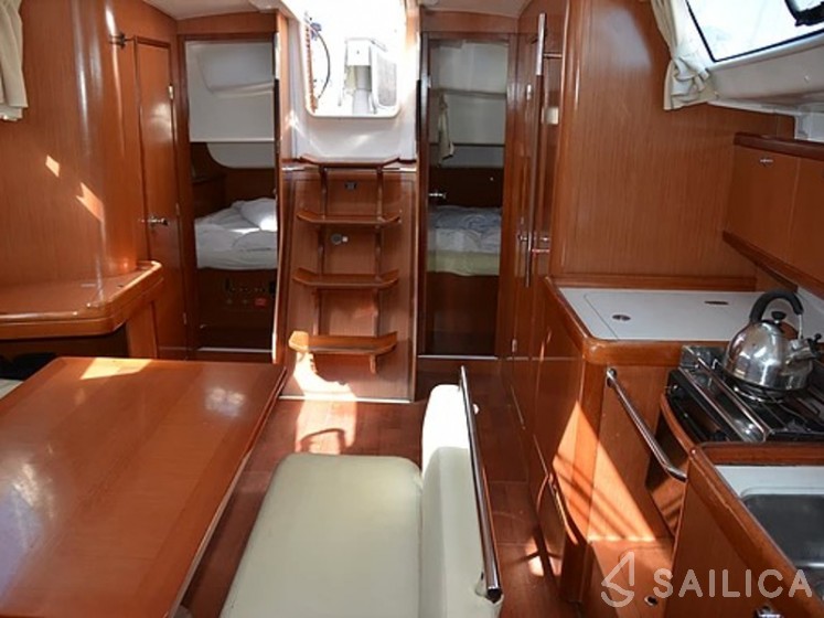 Oceanis 43 - Yacht Charter Sailica