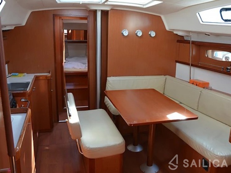Oceanis 43 - Yacht Charter Sailica