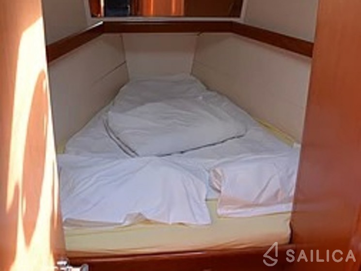 Oceanis 43 - Yacht Charter Sailica
