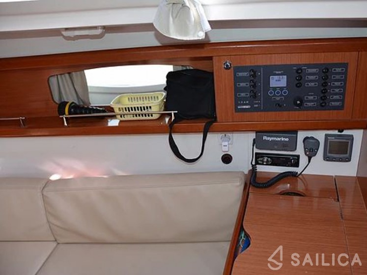 Oceanis 34 - Yacht Charter Sailica