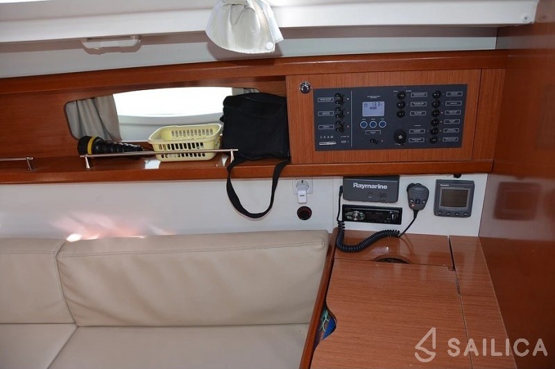 Oceanis 34 - Yacht Charter Sailica