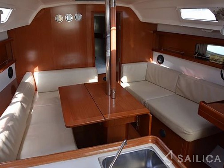 Oceanis 34 - Yacht Charter Sailica