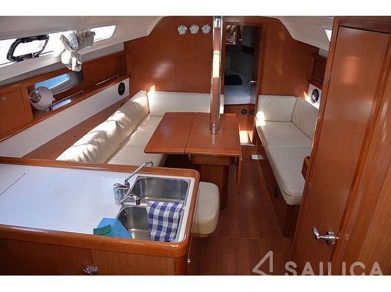 Oceanis 34 - Yacht Charter Sailica