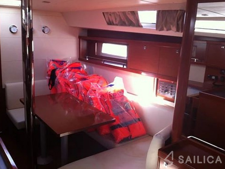 Oceanis 41 - Yacht Charter Sailica