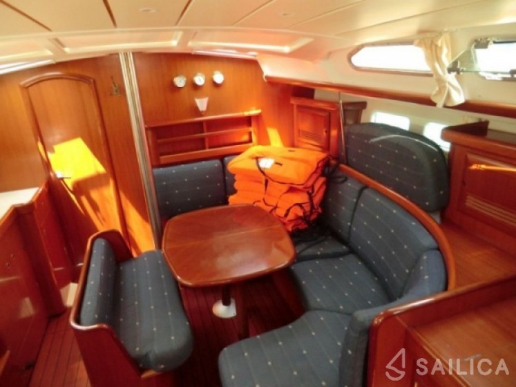 Oceanis 423 - Yacht Charter Sailica