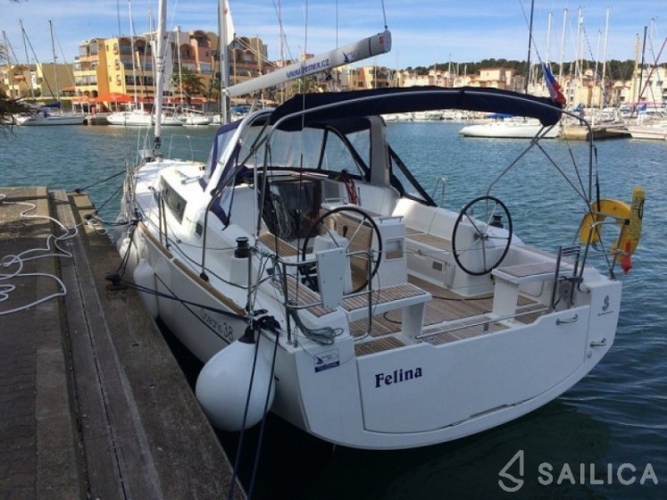 Oceanis 38 - Yacht Charter Sailica