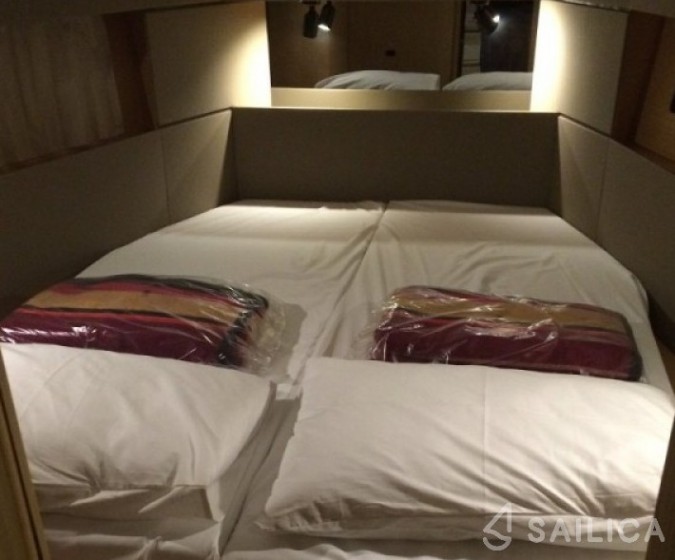 Oceanis 38 - Yacht Charter Sailica