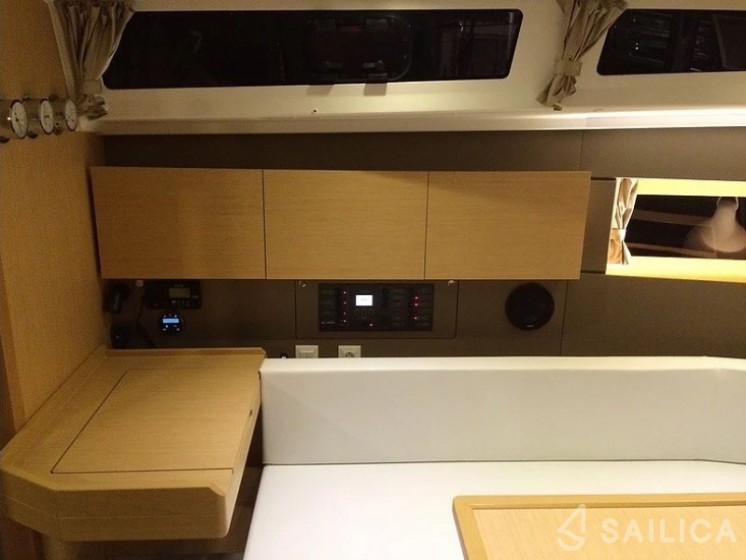Oceanis 38 - Yacht Charter Sailica