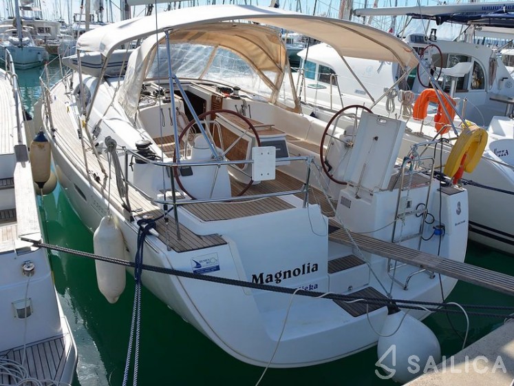 Oceanis 43 - Yacht Charter Sailica