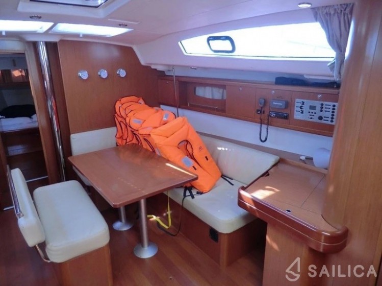 Oceanis 43 - Yacht Charter Sailica
