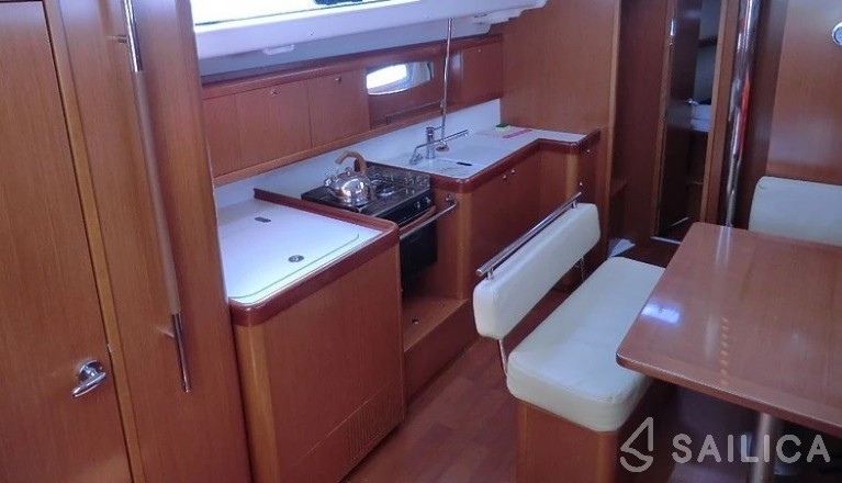 Oceanis 43 - Yacht Charter Sailica