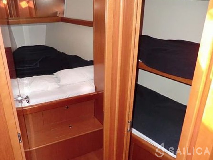 Oceanis 43 - Yacht Charter Sailica