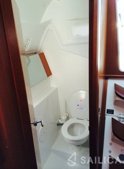 Oceanis 31 - Yacht Charter Sailica