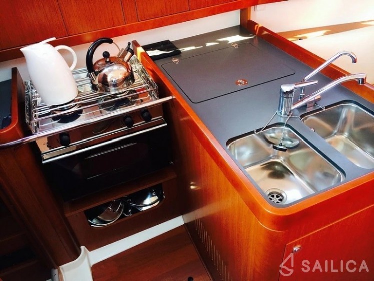 Oceanis 31 - Yacht Charter Sailica